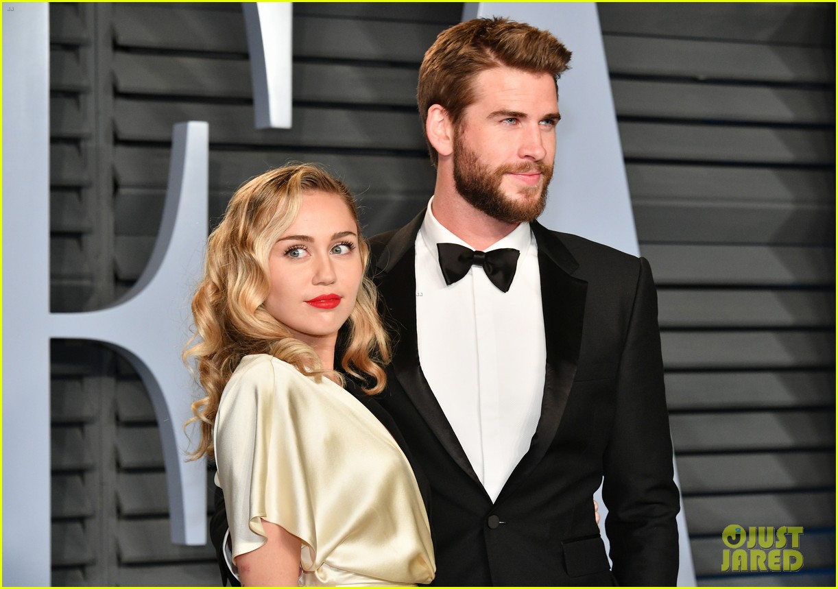 miley cyrus and liam hemsworth share super sweet moment at vanity fairs oscars party 12
