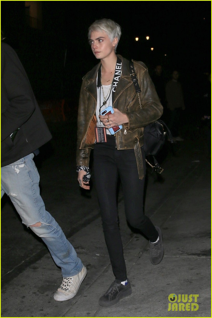 cara delevingne keeps it edgy for rock concert in hollywood 01