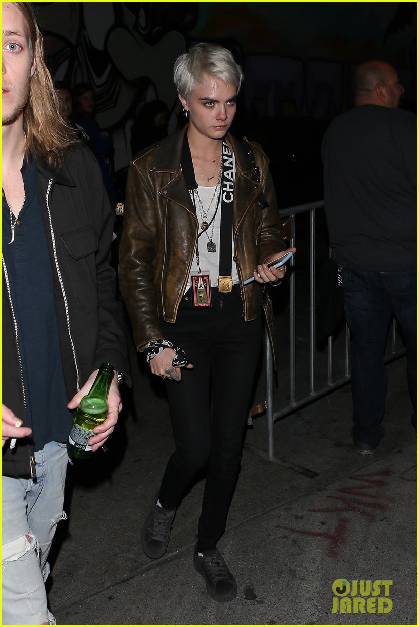 cara delevingne keeps it edgy for rock concert in hollywood 05