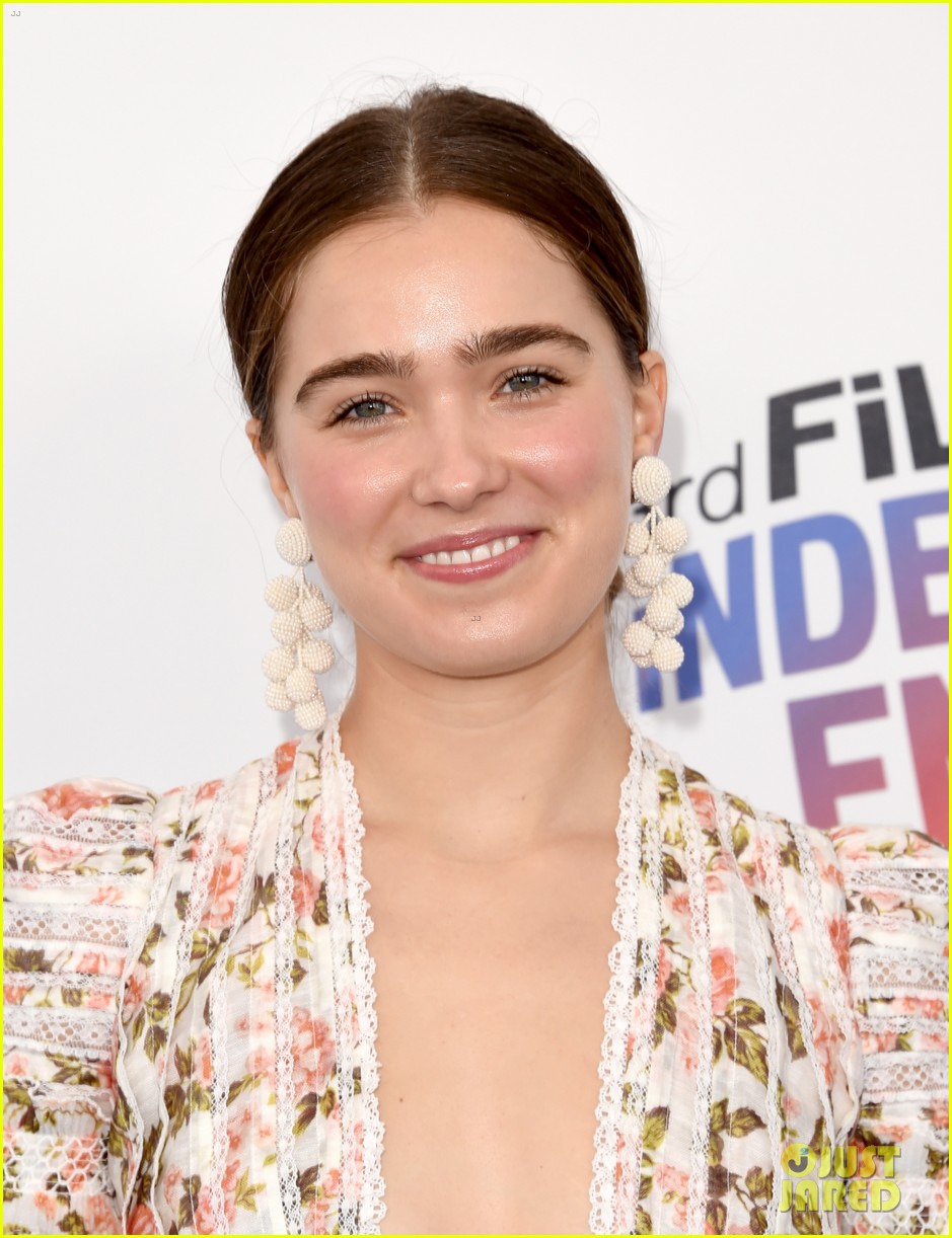 zoey deutch and haley lu richardson join forces at spirit awards 2018 06