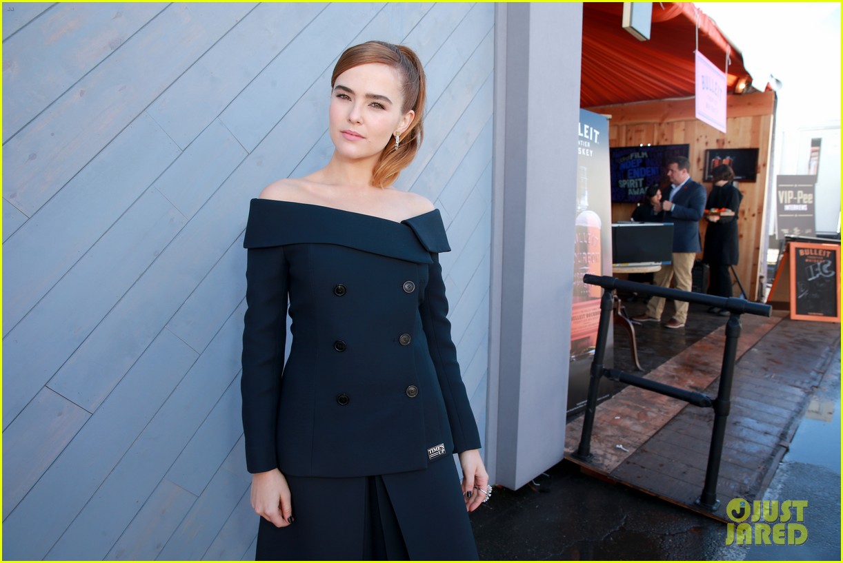 zoey deutch and haley lu richardson join forces at spirit awards 2018 19