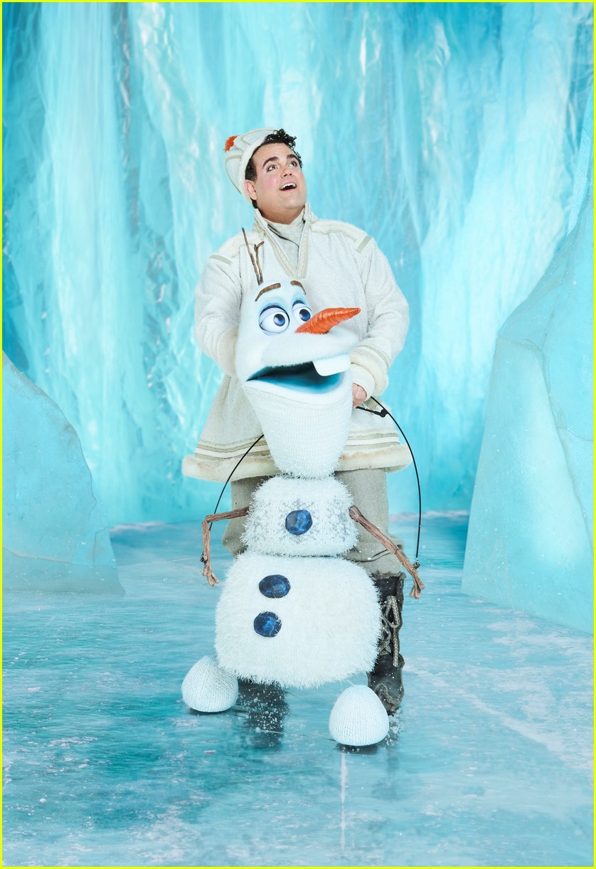 broadways frozen cast pose for portraits in costume 02