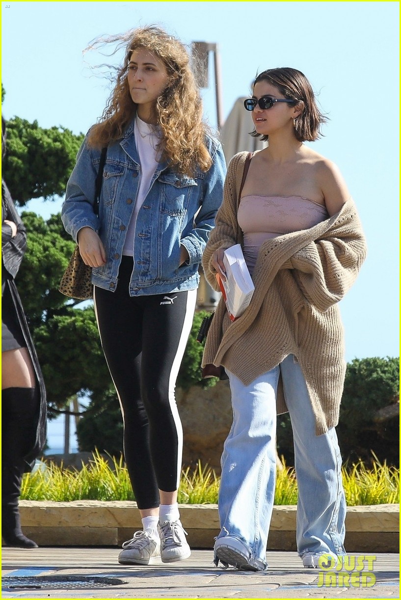 selena gomez carries her bible to lunch 01