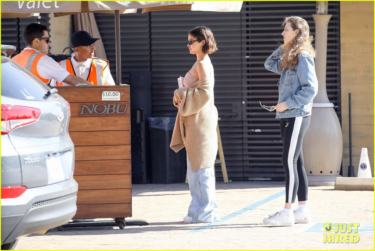 selena gomez carries her bible to lunch 05