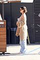 selena gomez carries her bible to lunch 05