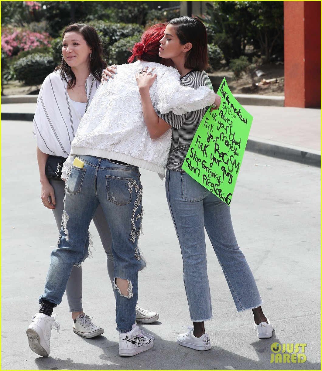 selena gomez and bella thorne share a hug at march for our lives 14