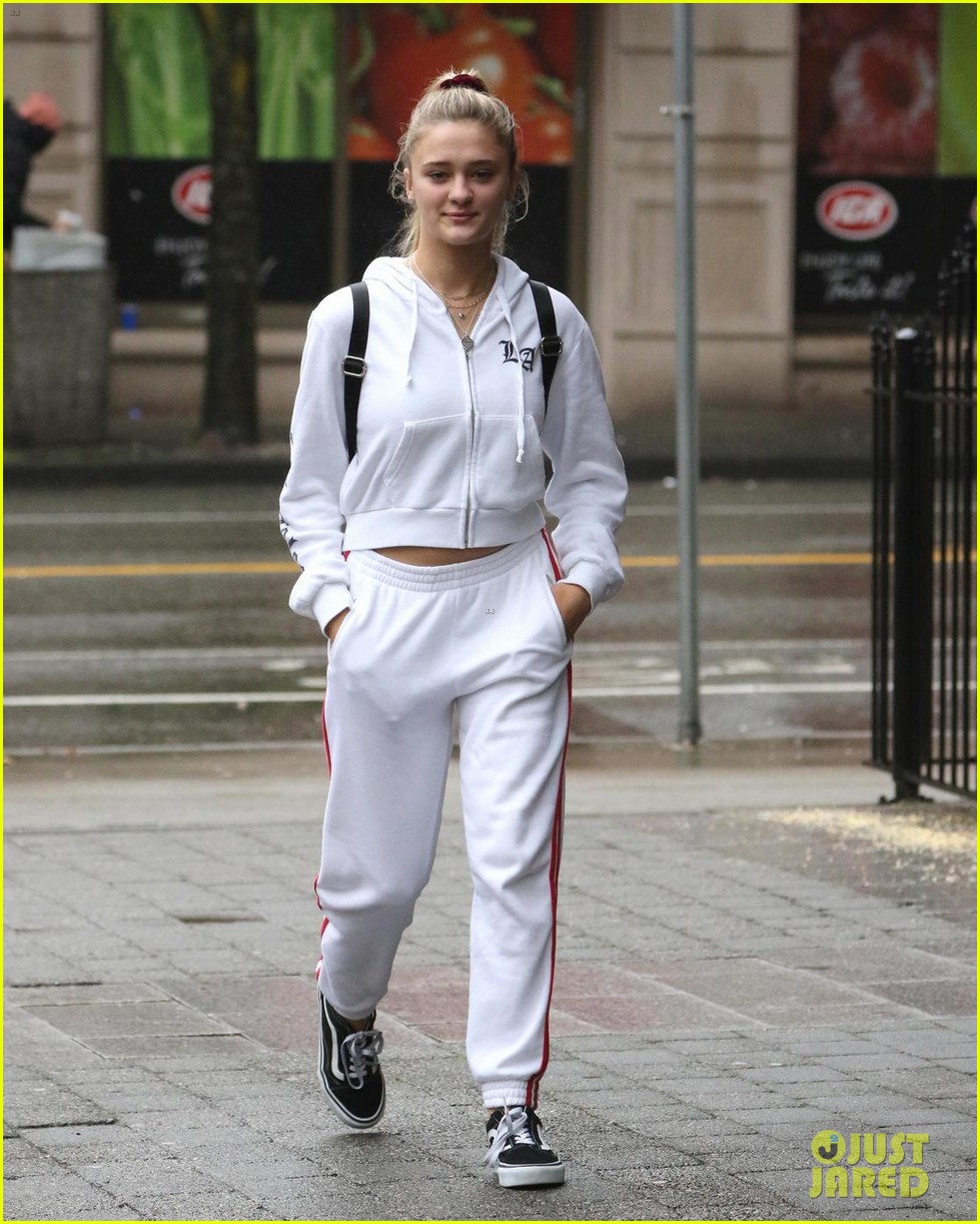 lizzy greene is loving the vancouver scenery while filming new show 01