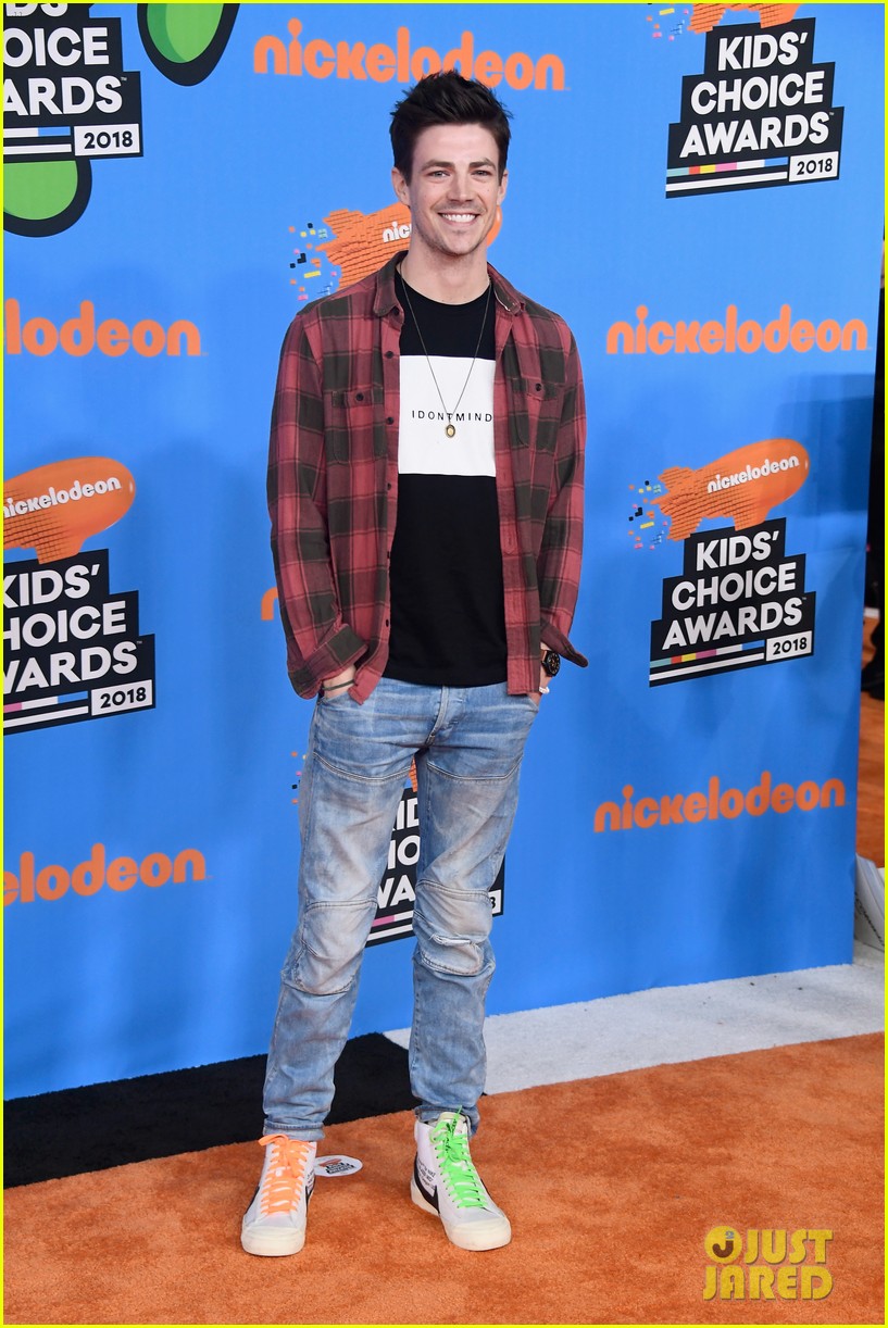 the flashs grant gustin shows off his style at kids choice awards 2018 01