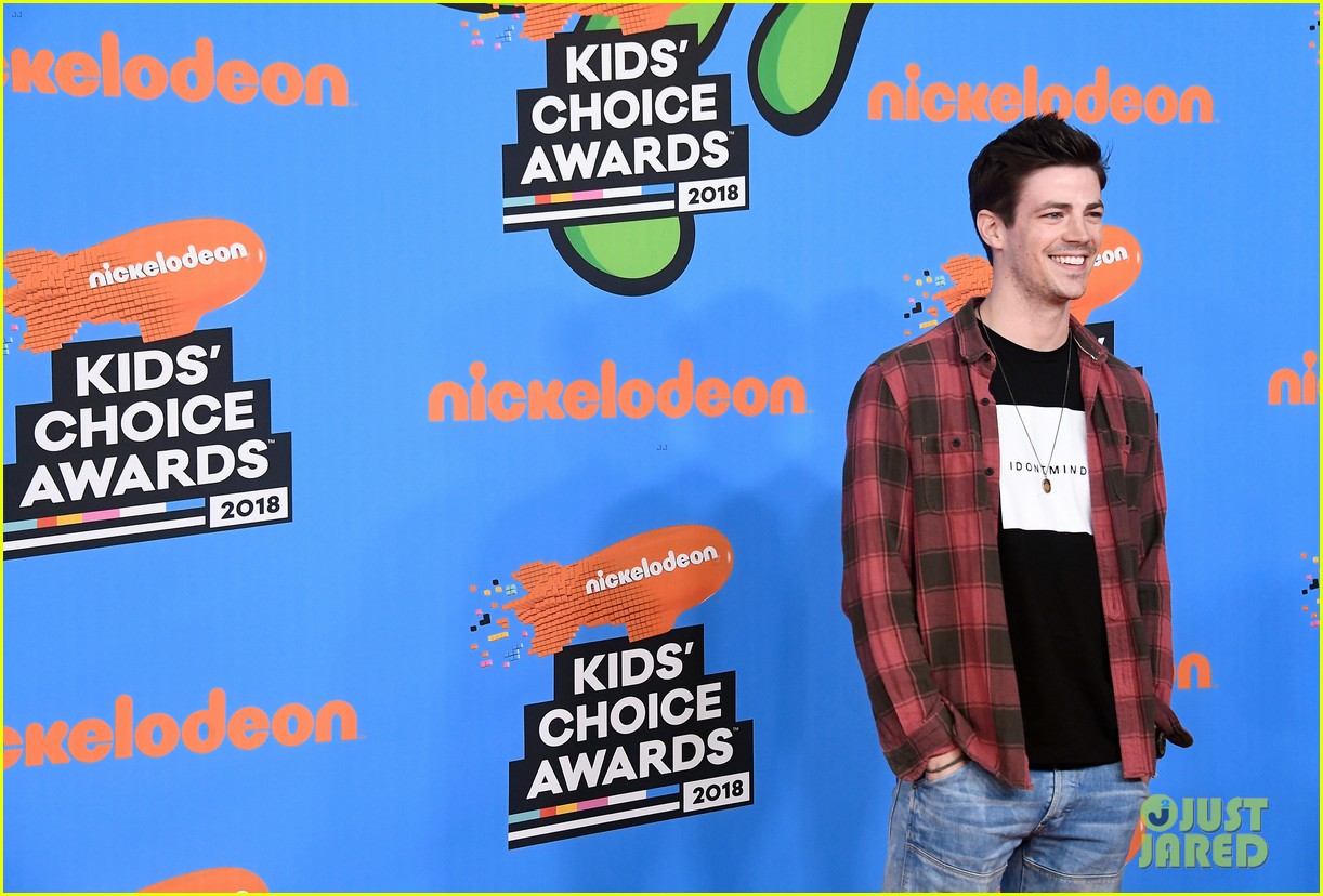 the flashs grant gustin shows off his style at kids choice awards 2018 02