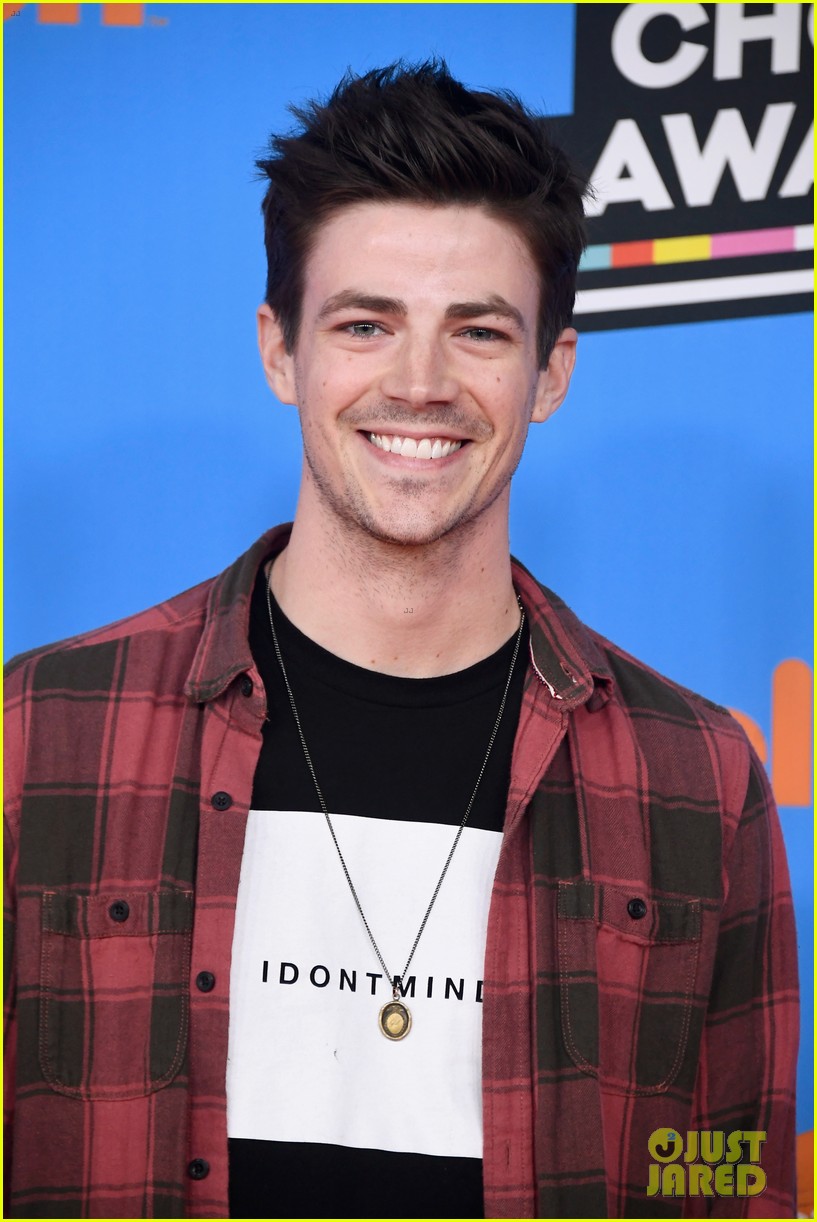 the flashs grant gustin shows off his style at kids choice awards 2018 04