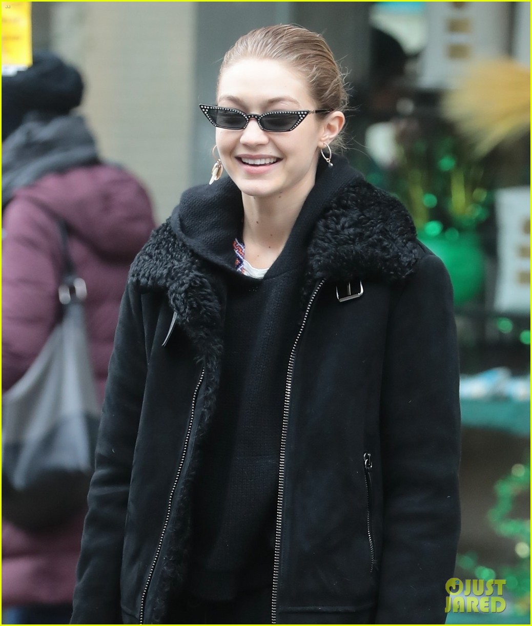 gigi hadid goes shopping for groceries with a friend 04