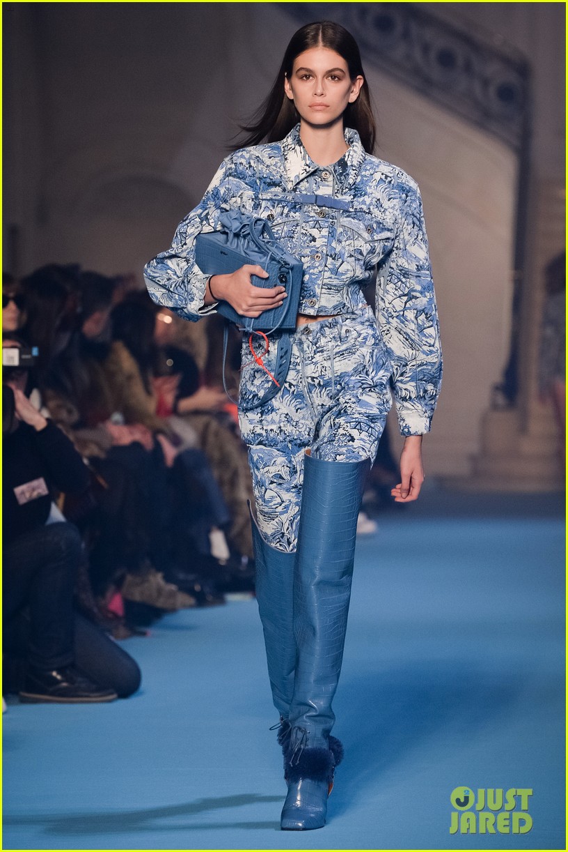 Bella Hadid Opens Off-White's Paris Show | Photo 1143670 - Photo ...