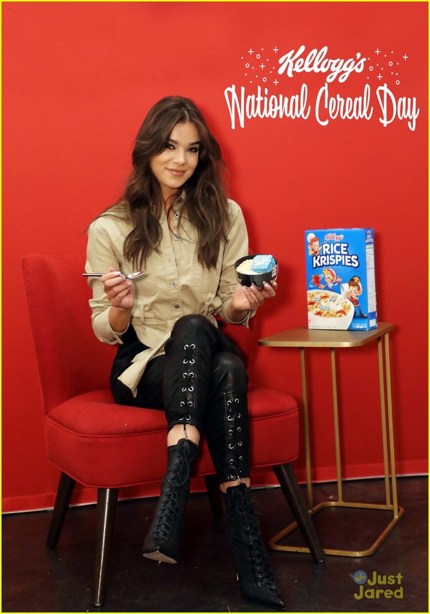hailee steinfeld cereal day performance 01