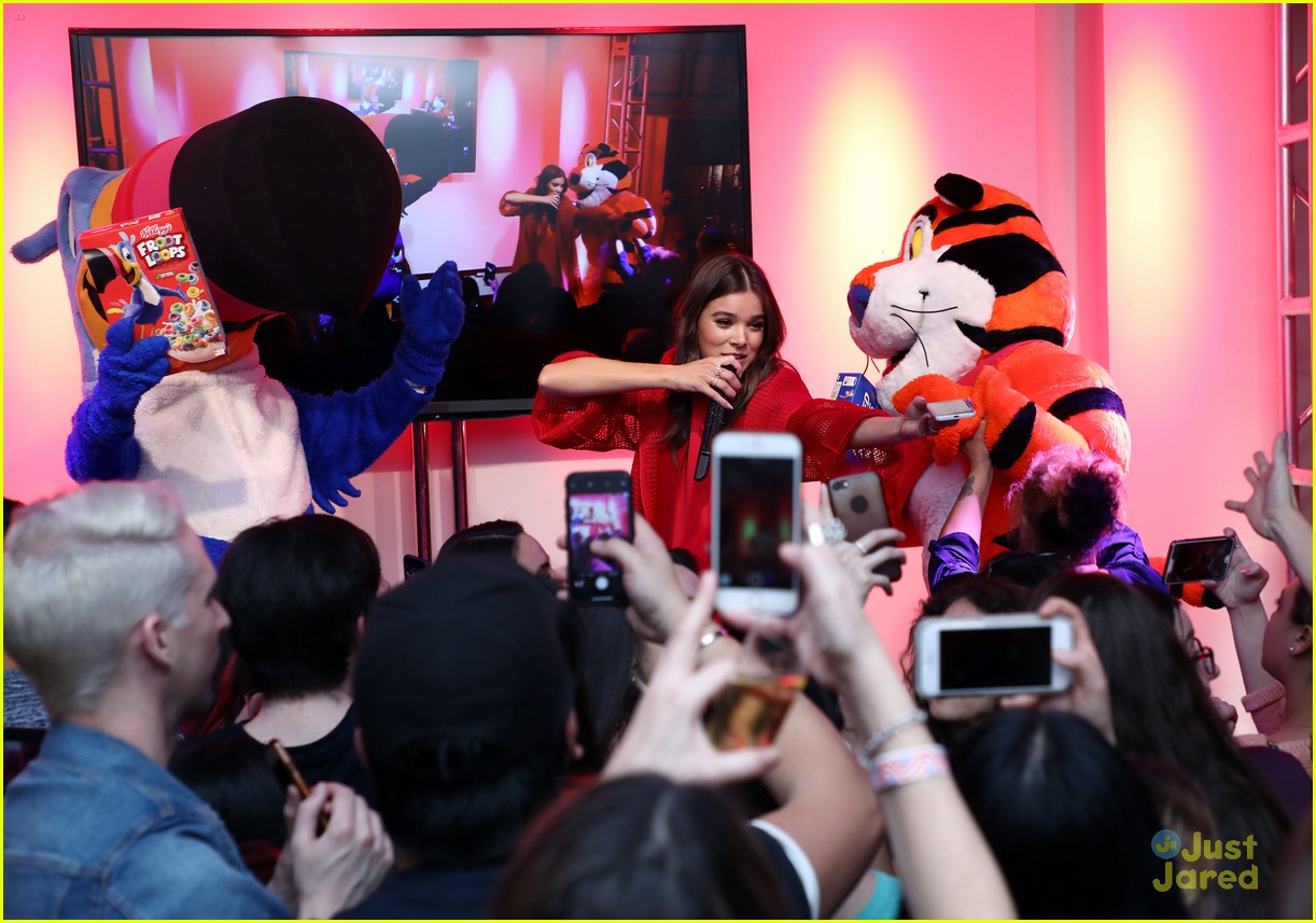 hailee steinfeld cereal day performance 13