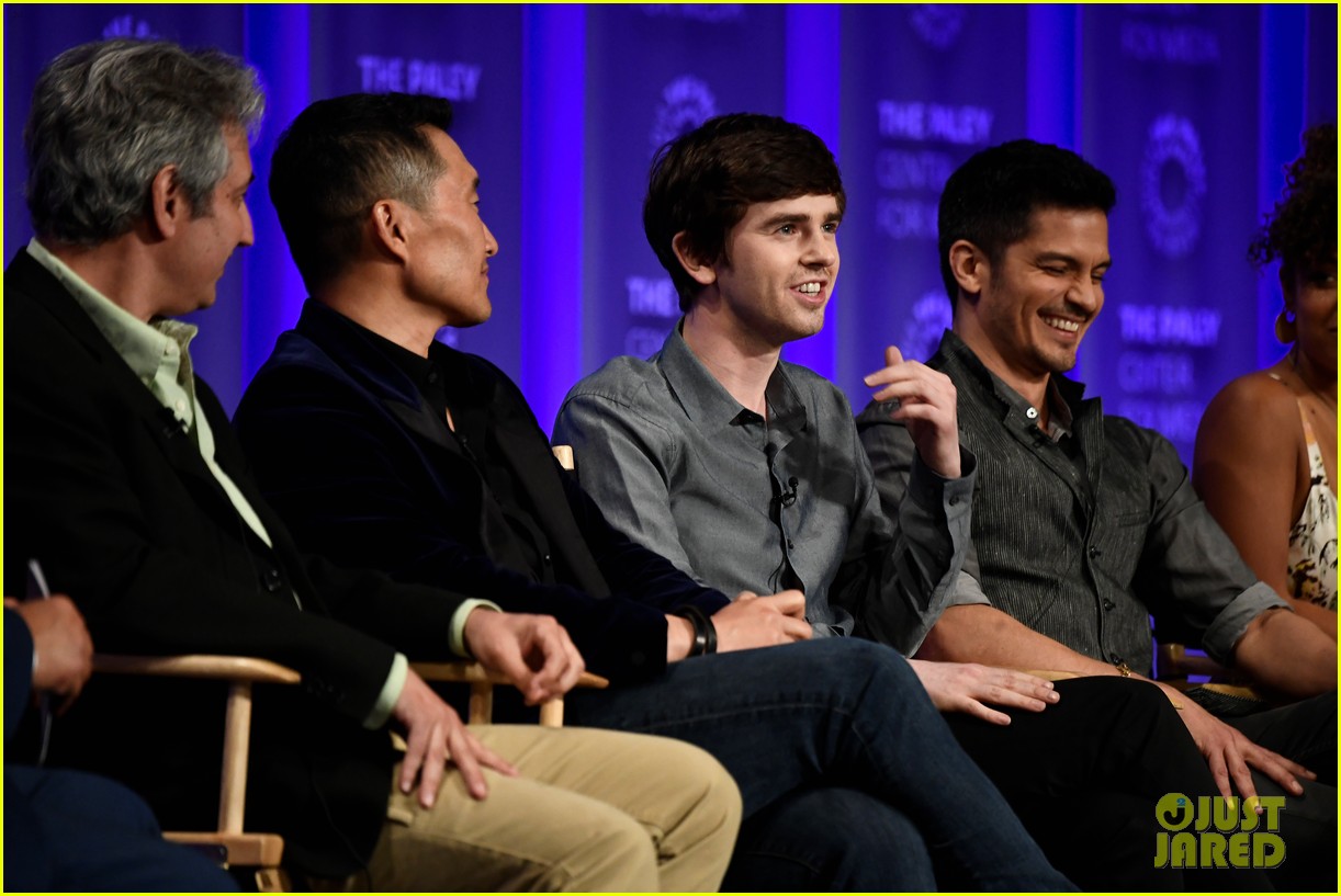 freddie highmore joins his good doctor co stars at paleyfest 23