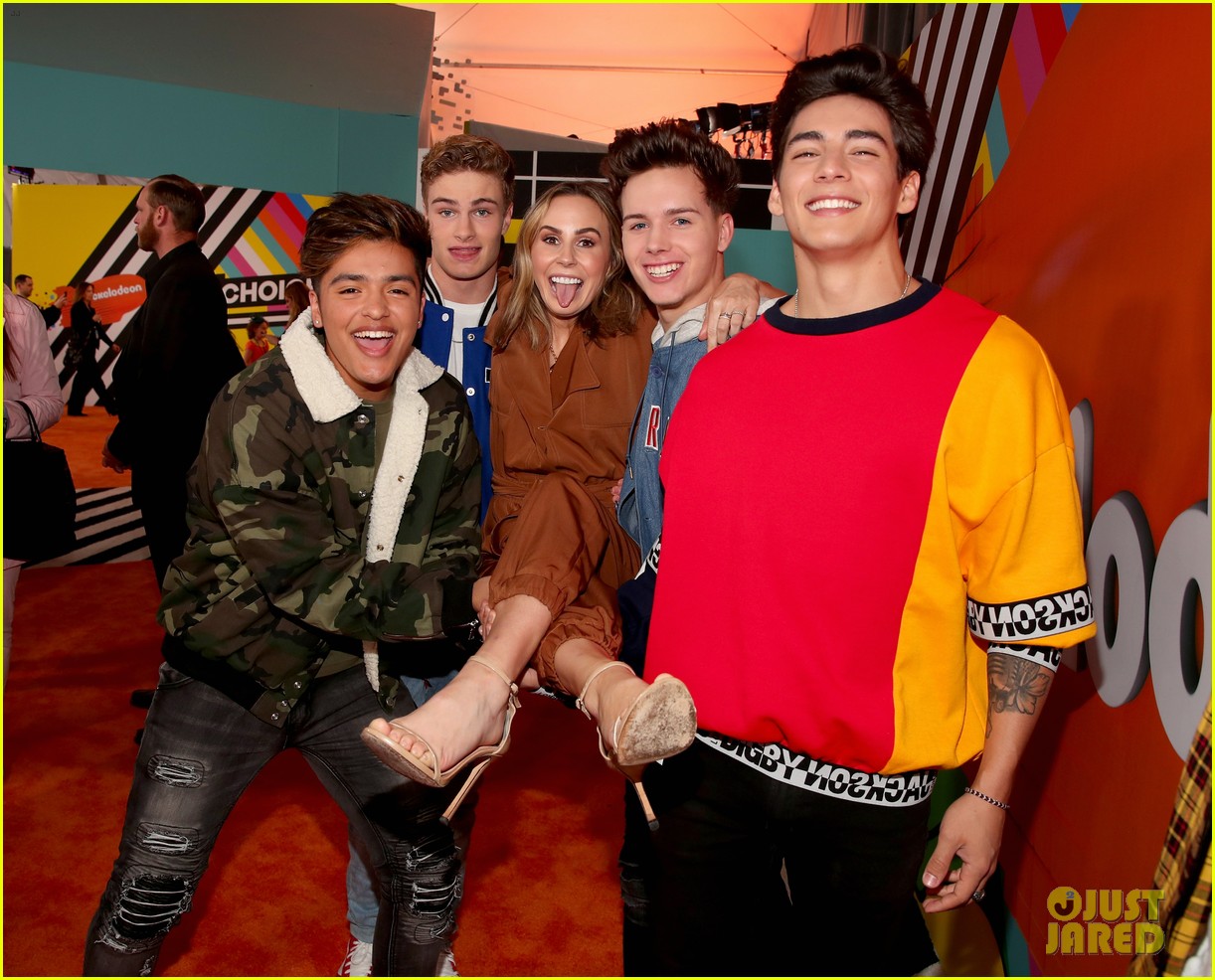 in real life and forever in your mind unite at kids choice awards 2018 02