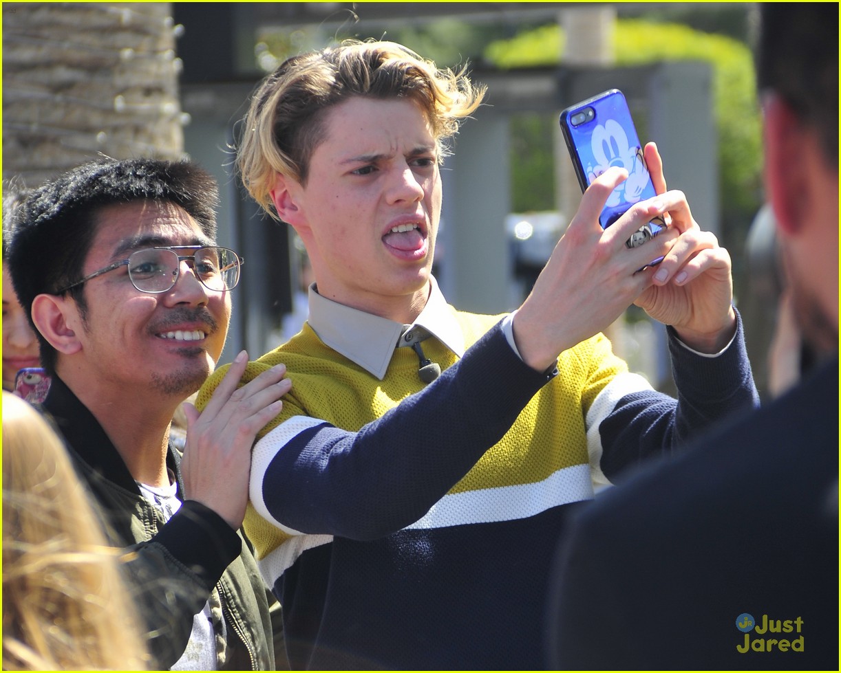 jace norman fun with fans extra appearance 03