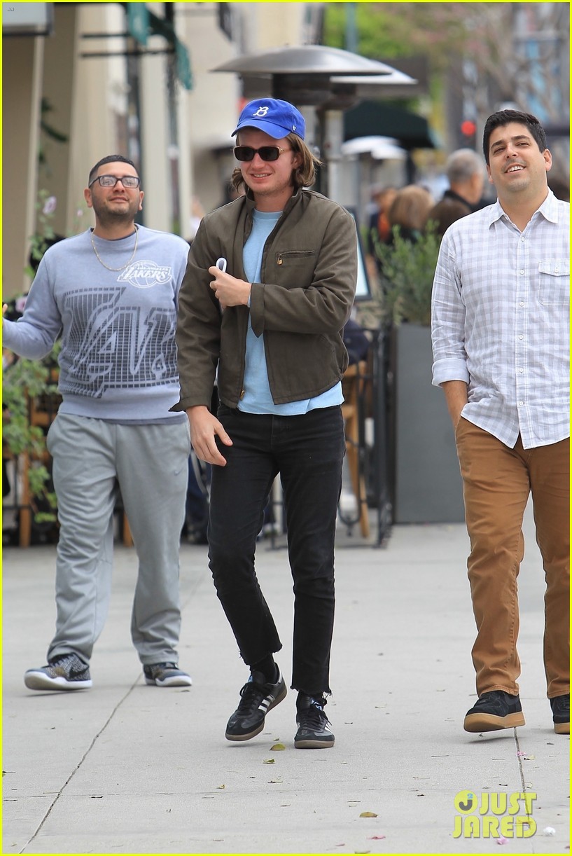 joe keery lunch with friends in beverly hills 04