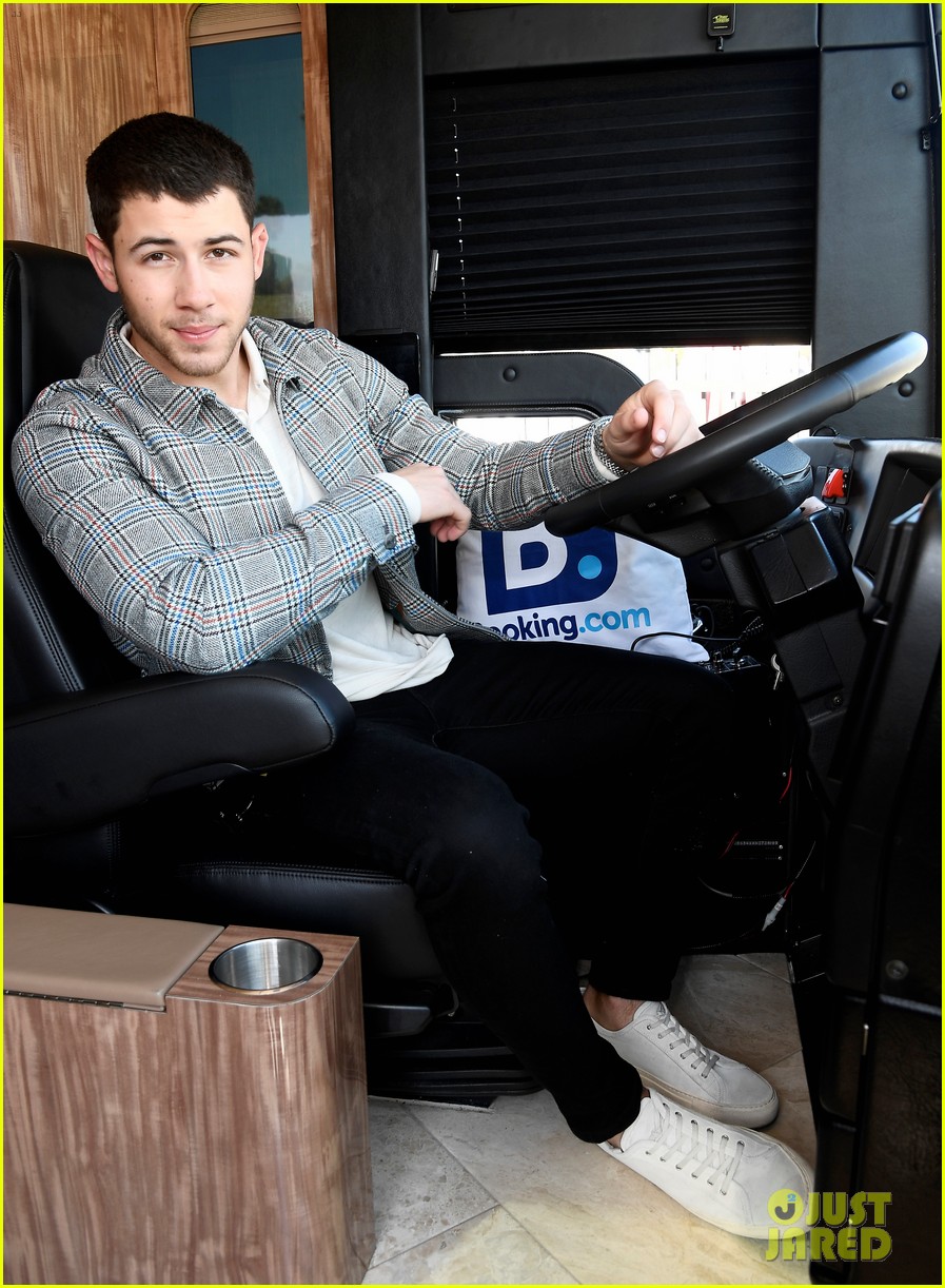 nick jonas getting ready to take his show on the road 01
