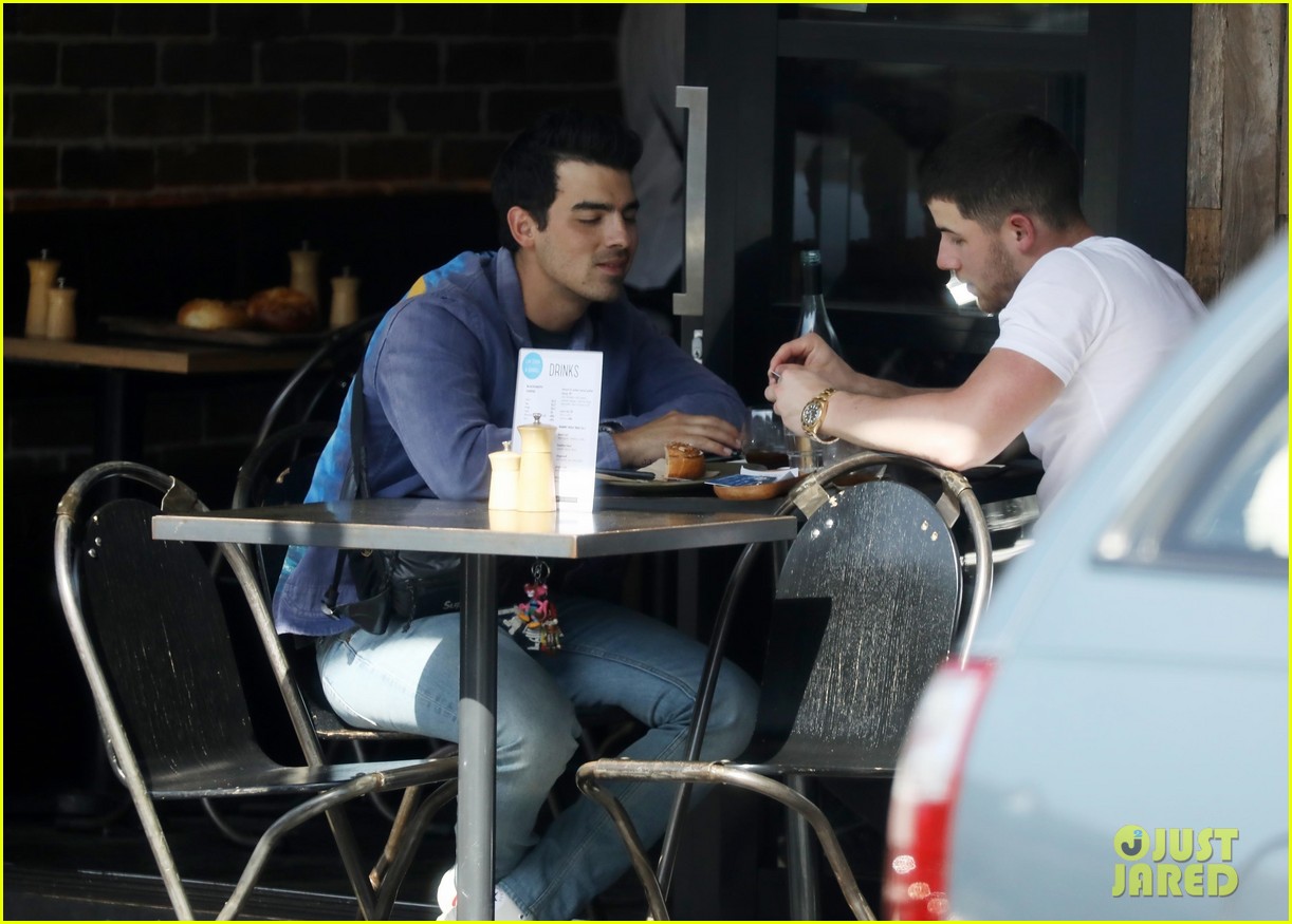 nick and joe jonas grab lunch after nicks hot date night 12