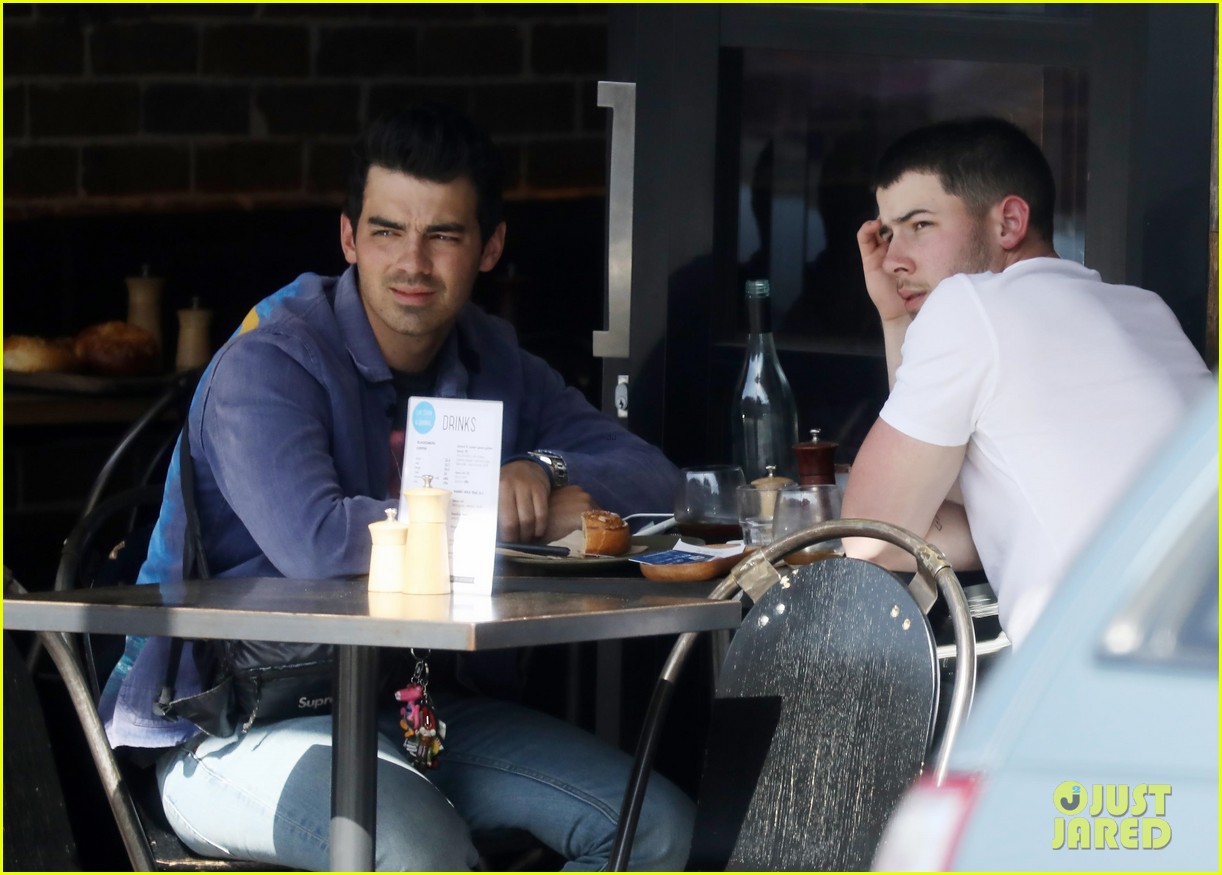 nick and joe jonas grab lunch after nicks hot date night 16