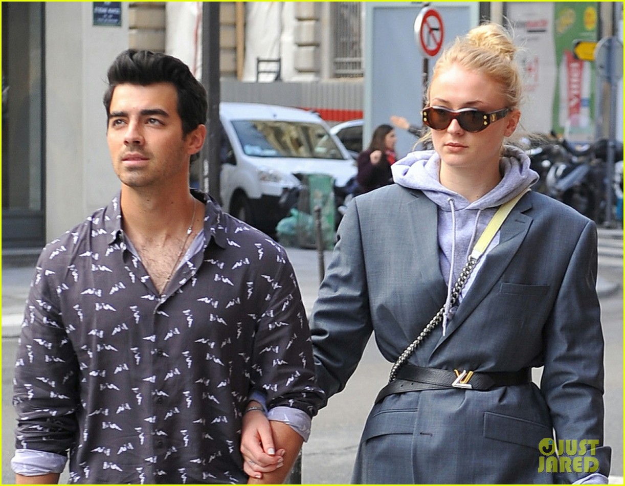 joe jonas and fianee sophie turner hold hands while out in paris 06