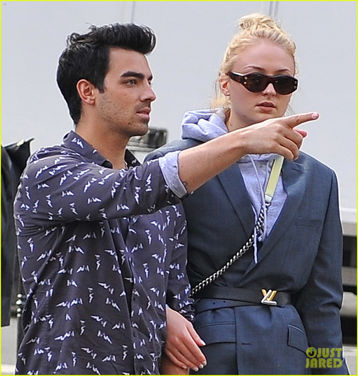 joe jonas and fianee sophie turner hold hands while out in paris 08