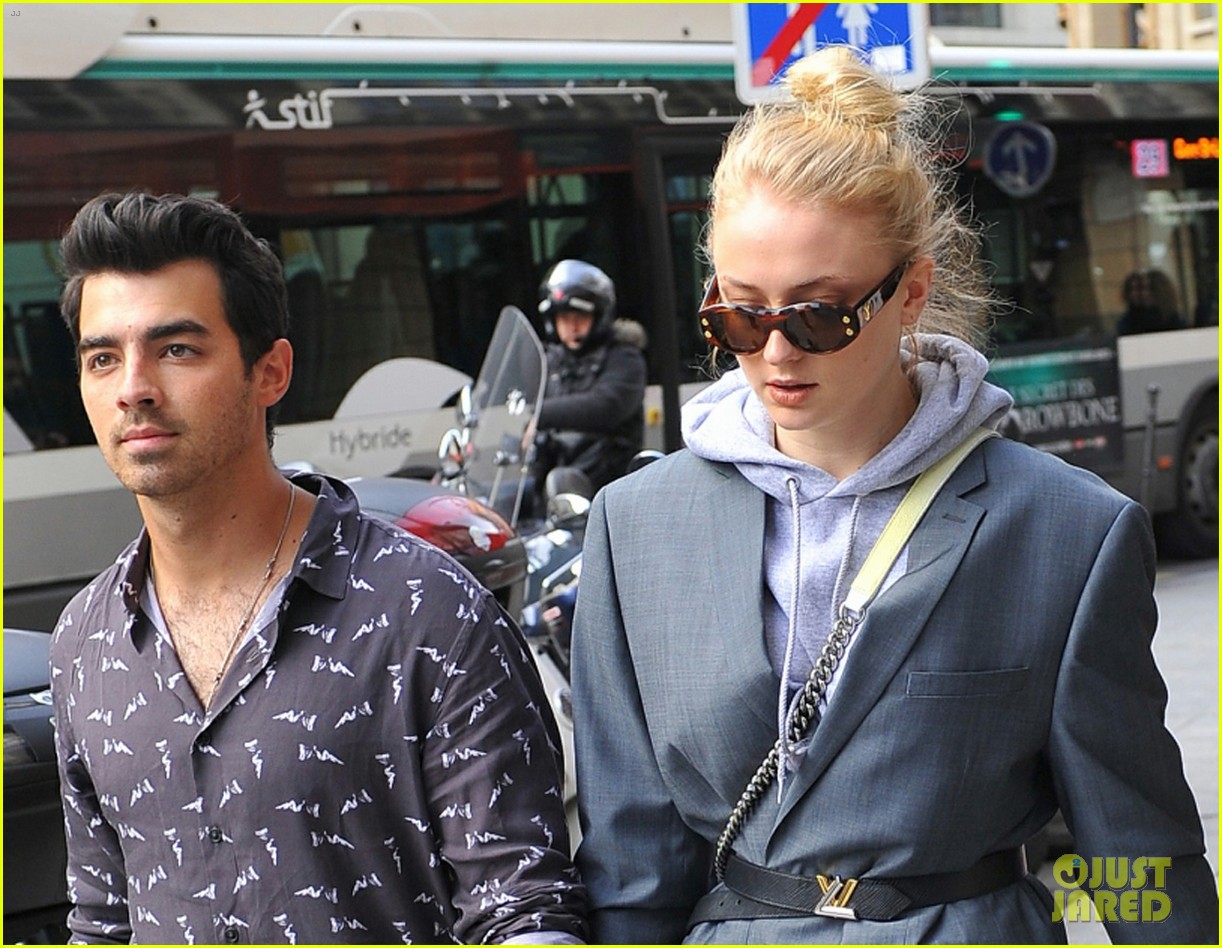 joe jonas and fianee sophie turner hold hands while out in paris 09