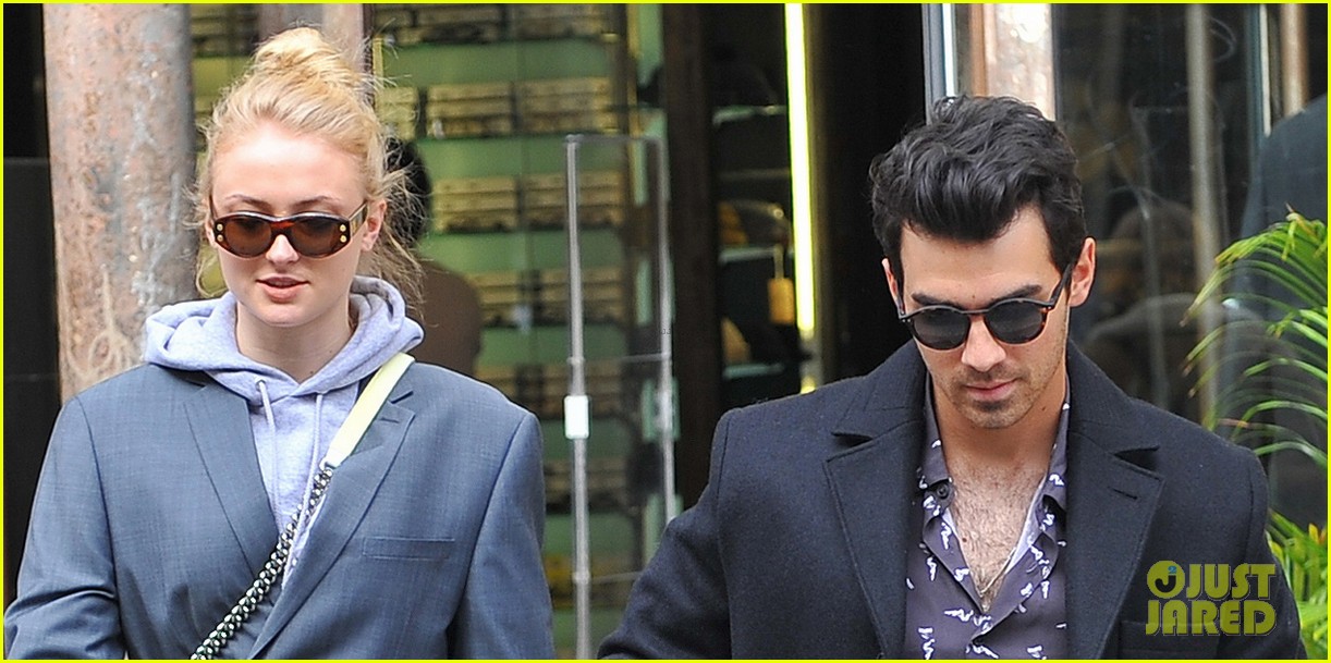 joe jonas and fianee sophie turner hold hands while out in paris 10