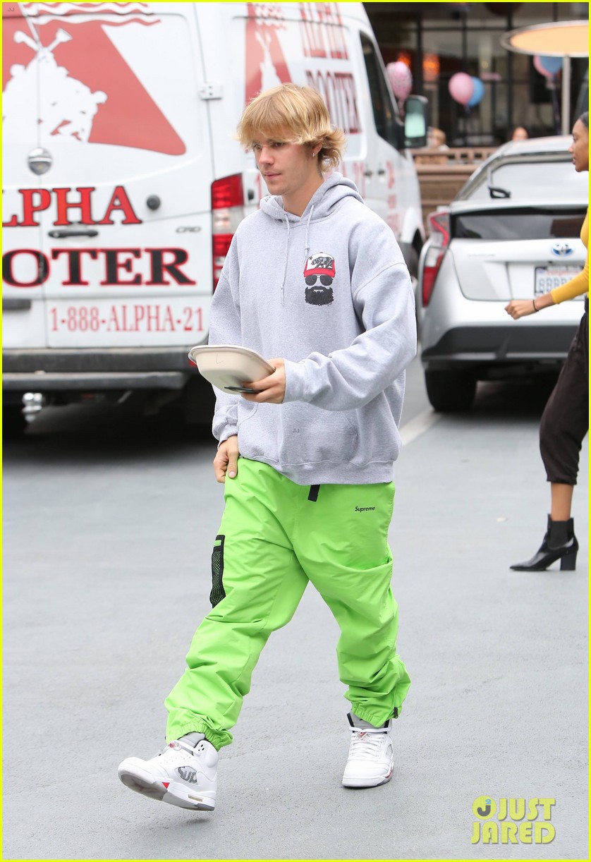 justin bieber wears bright green pants for poke bowl run 01