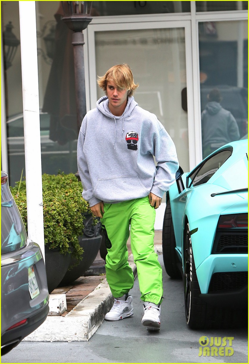 justin bieber wears bright green pants for poke bowl run 03