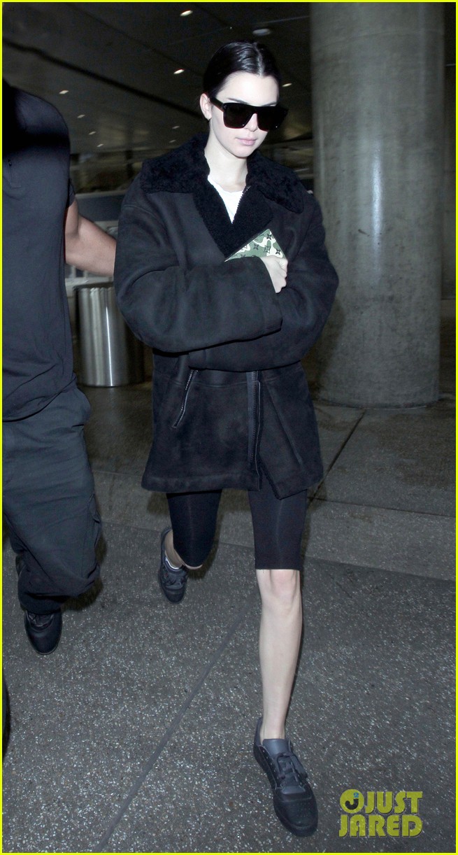 kendall jenner arrives at airport 01