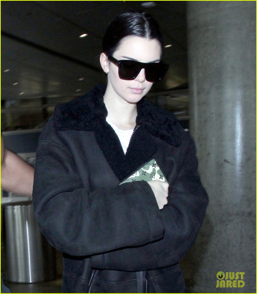 kendall jenner arrives at airport 04