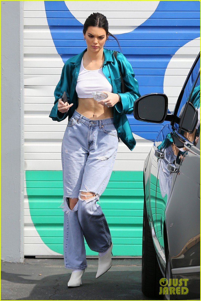 kendall jenner flaunts abs in high waisted jeans crop top 01