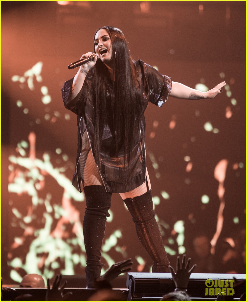 demi lovato thanks fans for saving her life in tearful speech 04