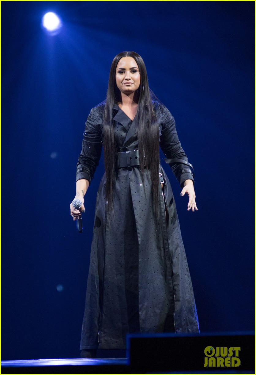 demi lovato thanks fans for saving her life in tearful speech 08