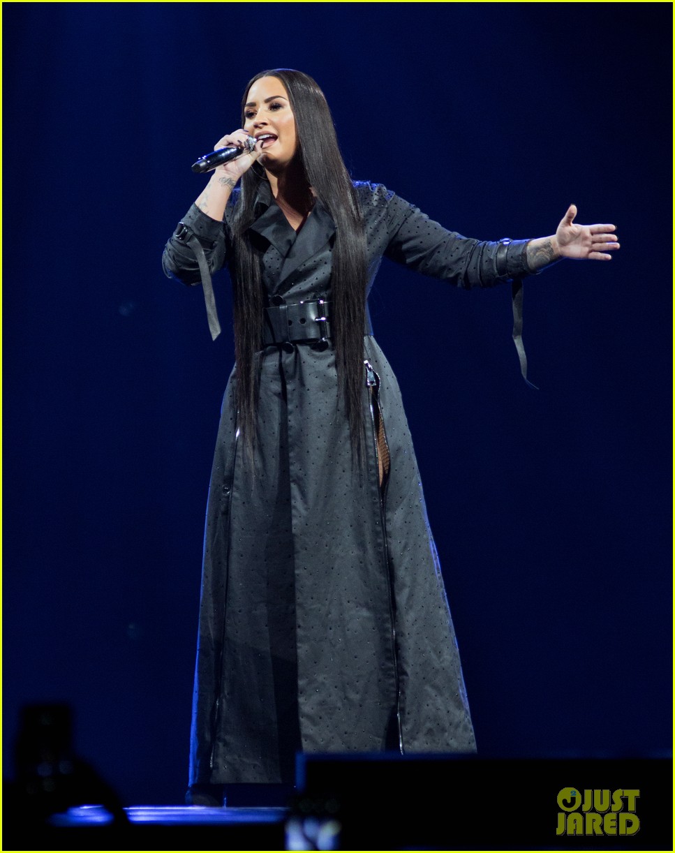 demi lovato thanks fans for saving her life in tearful speech 09