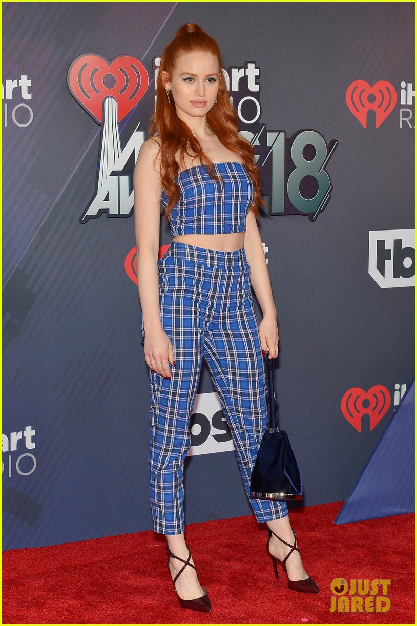 madelaine petsch gets a kiss from travis mills at iheart radio music awards 02