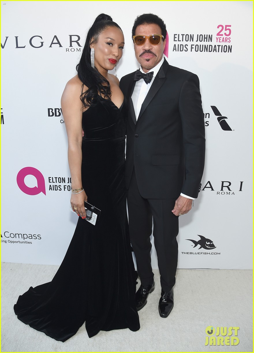 lionel richie and daughter sofia team up for elton johns oscars party 04