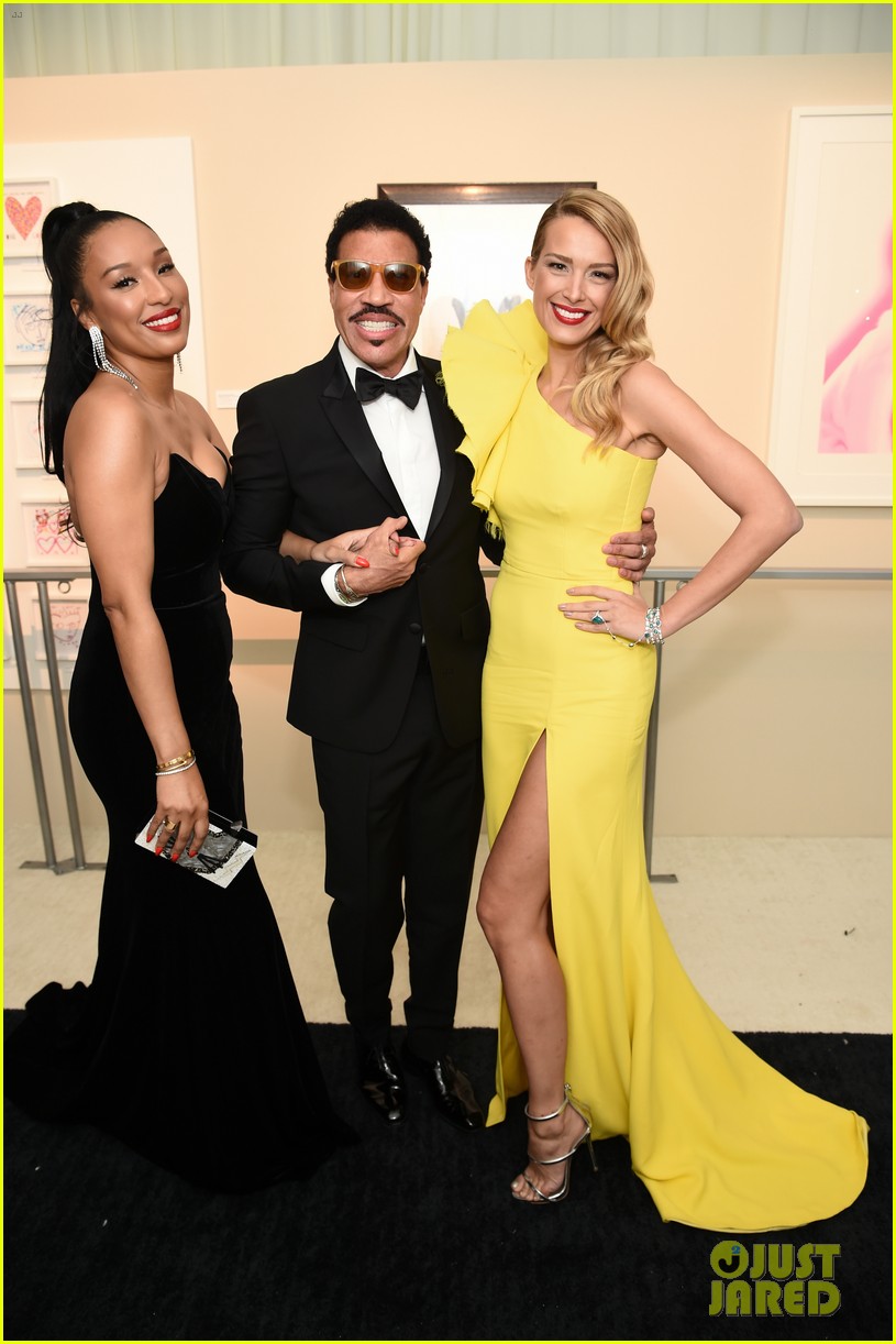lionel richie and daughter sofia team up for elton johns oscars party 05