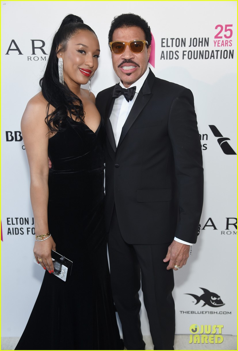 lionel richie and daughter sofia team up for elton johns oscars party 21