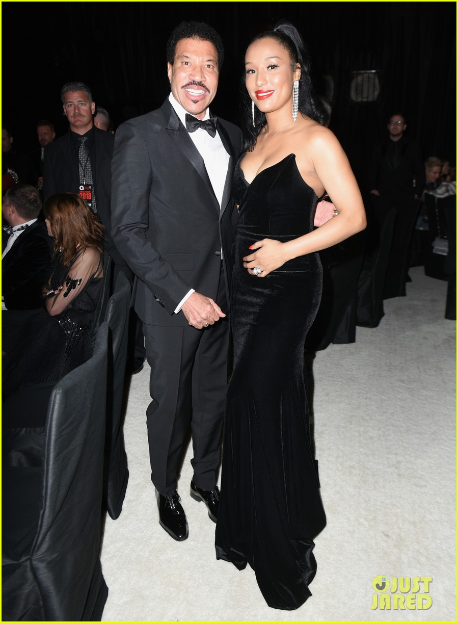 lionel richie and daughter sofia team up for elton johns oscars party 25