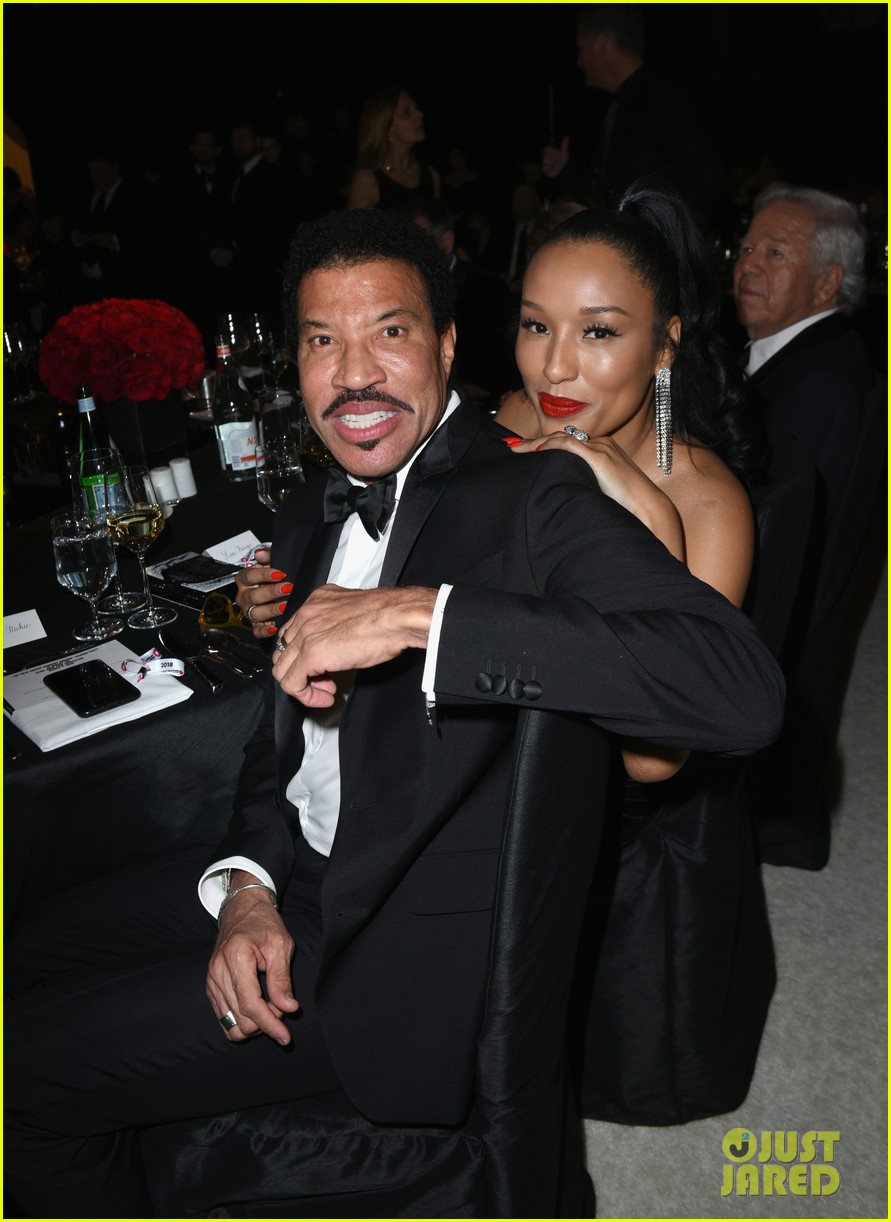 lionel richie and daughter sofia team up for elton johns oscars party 27