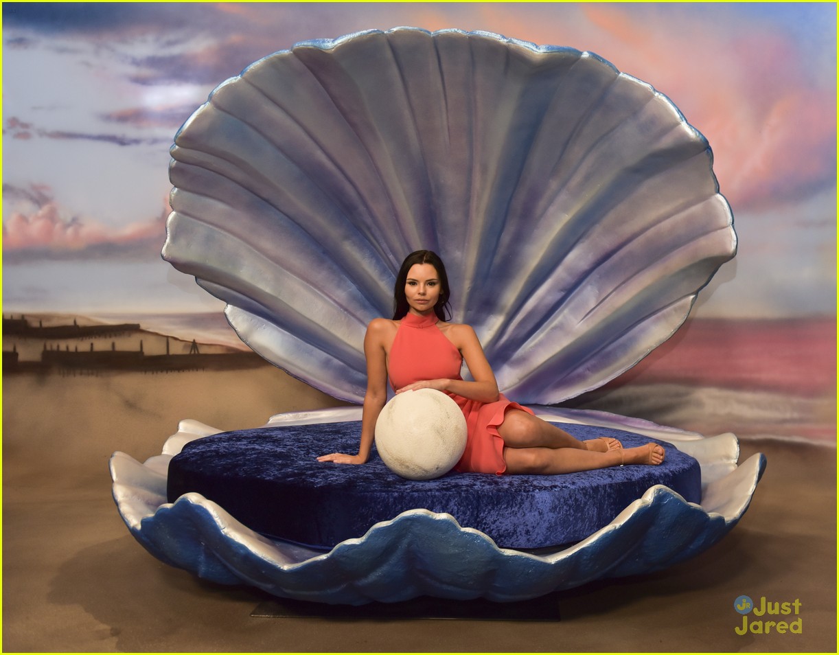 siren cast gregg sulkin jessie paege more mermaid museum 01