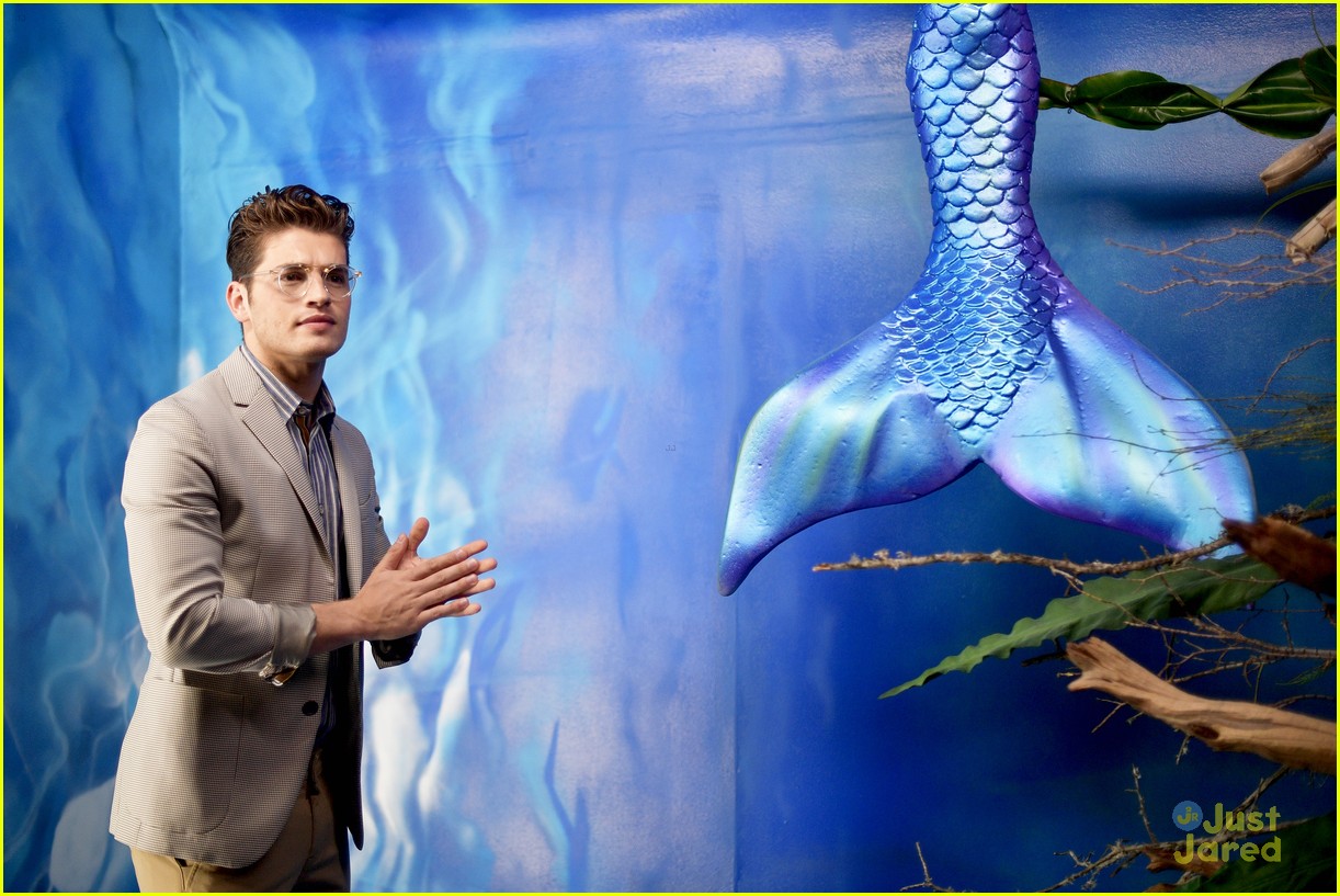 Alex Roe, Eline Powell & 'Siren' Cast Check Out The Mermaid Museum