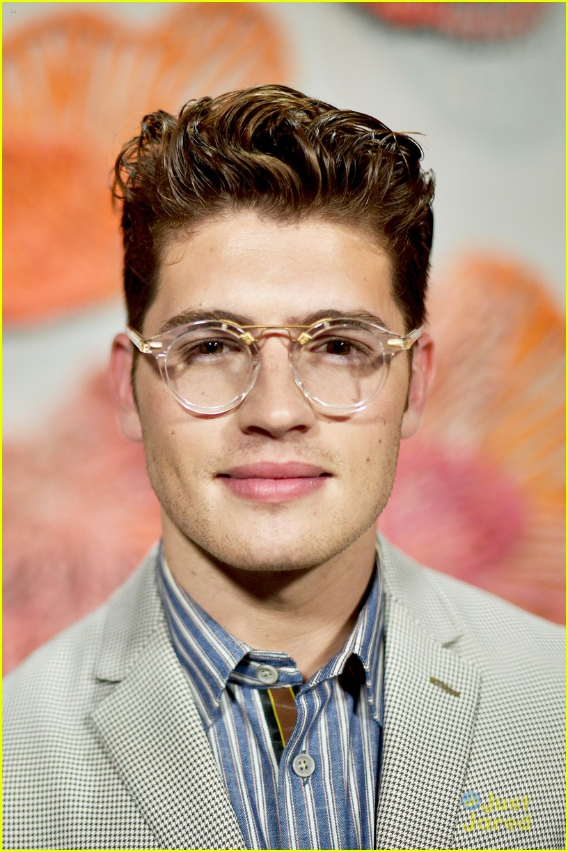 siren cast gregg sulkin jessie paege more mermaid museum 06