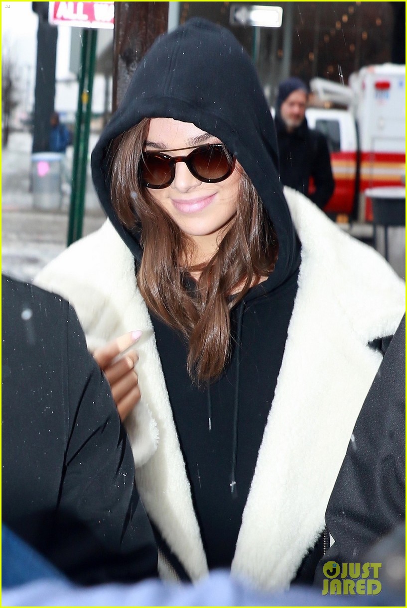 hailee steinfeld braves the snow during lunch in new york city 01