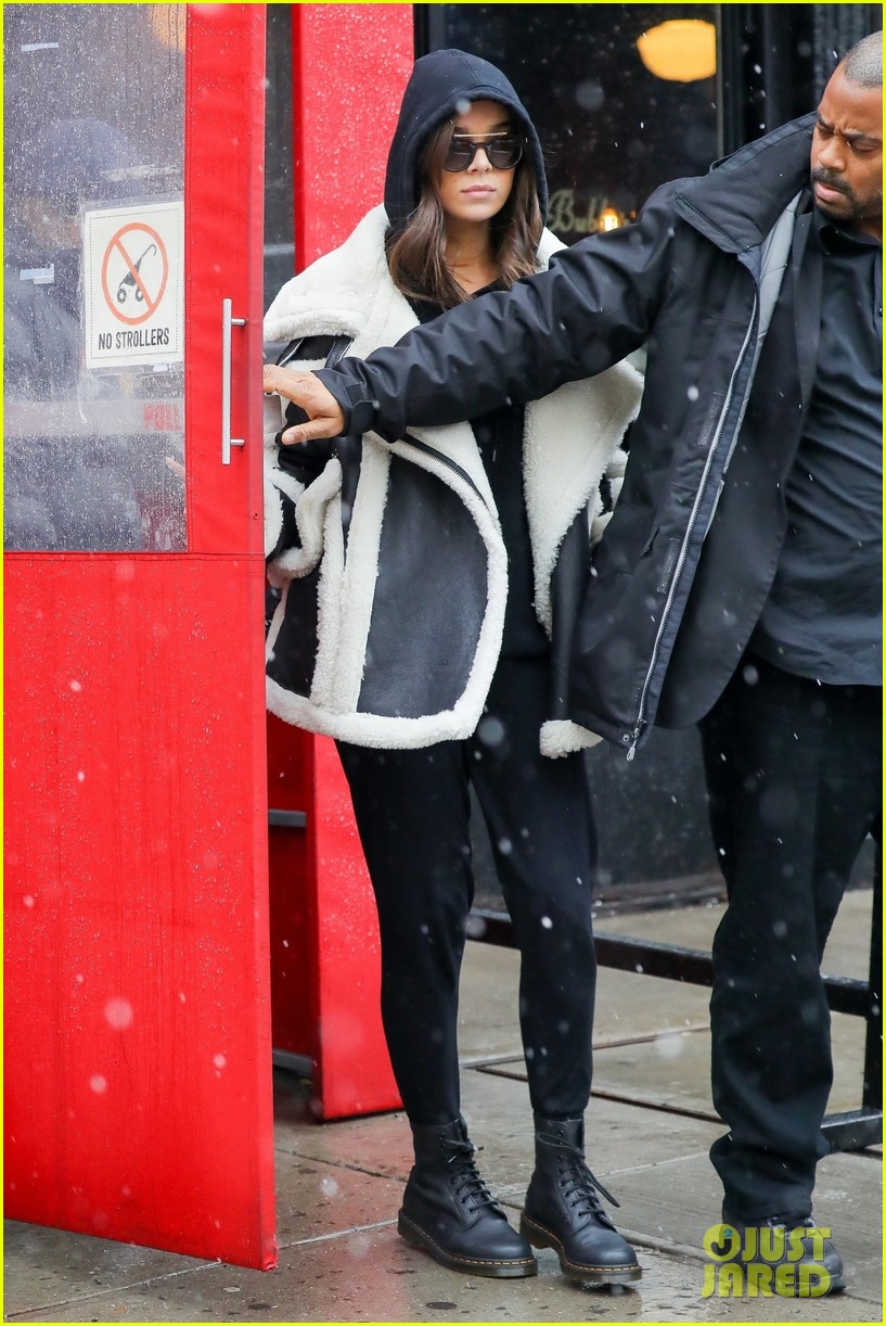 hailee steinfeld braves the snow during lunch in new york city 04