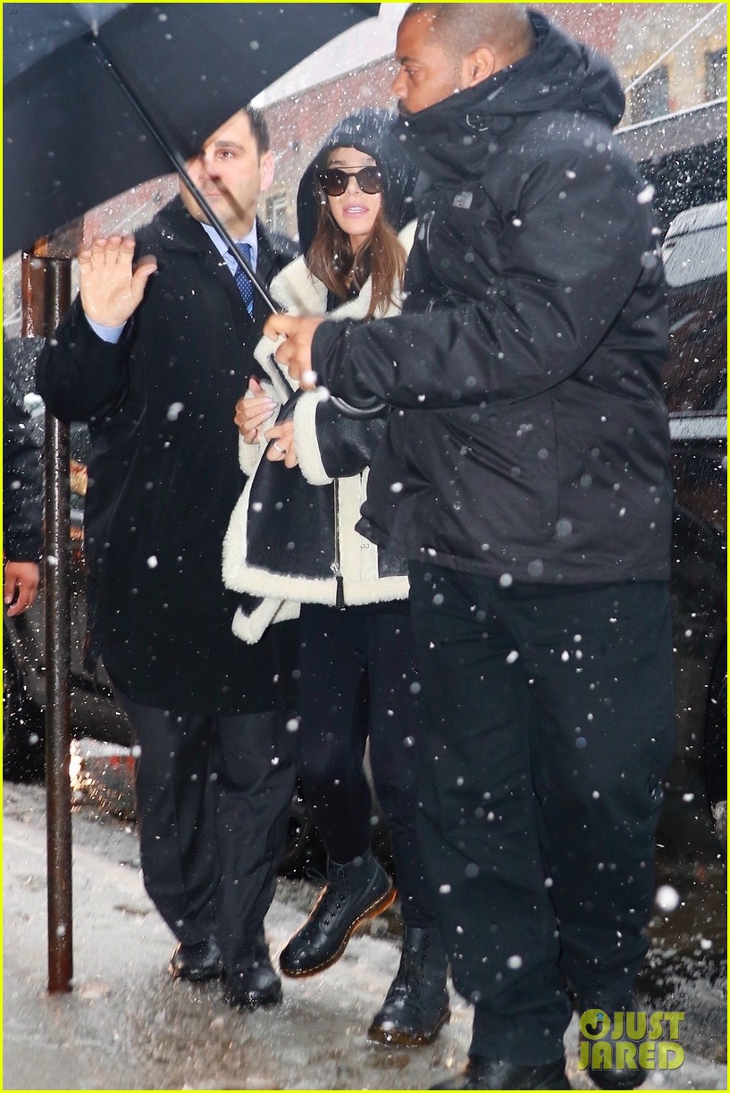 hailee steinfeld braves the snow during lunch in new york city 05