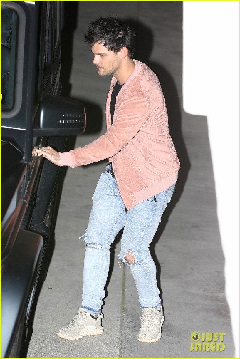 taylor lautner church beverly hills march 2018 04